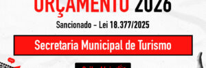Banner com fundo branco e textos em preto e vermelho: “Orçamento 2026. Sancionado – Lei 18.377/2025. Secretaria Municipal de Turismo. Saiba Mais”. Fundo com ilustrações de mãos, megafone e teclado em tons de cinza e vermelho; estilo gráfico e iluminação uniforme.